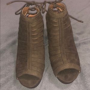 🚫🚫SOLD🚫🚫”Charlotte Russe” peep toe platform s💕💕